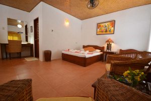 Hibiscus Garden Inn Queen Room Sala View